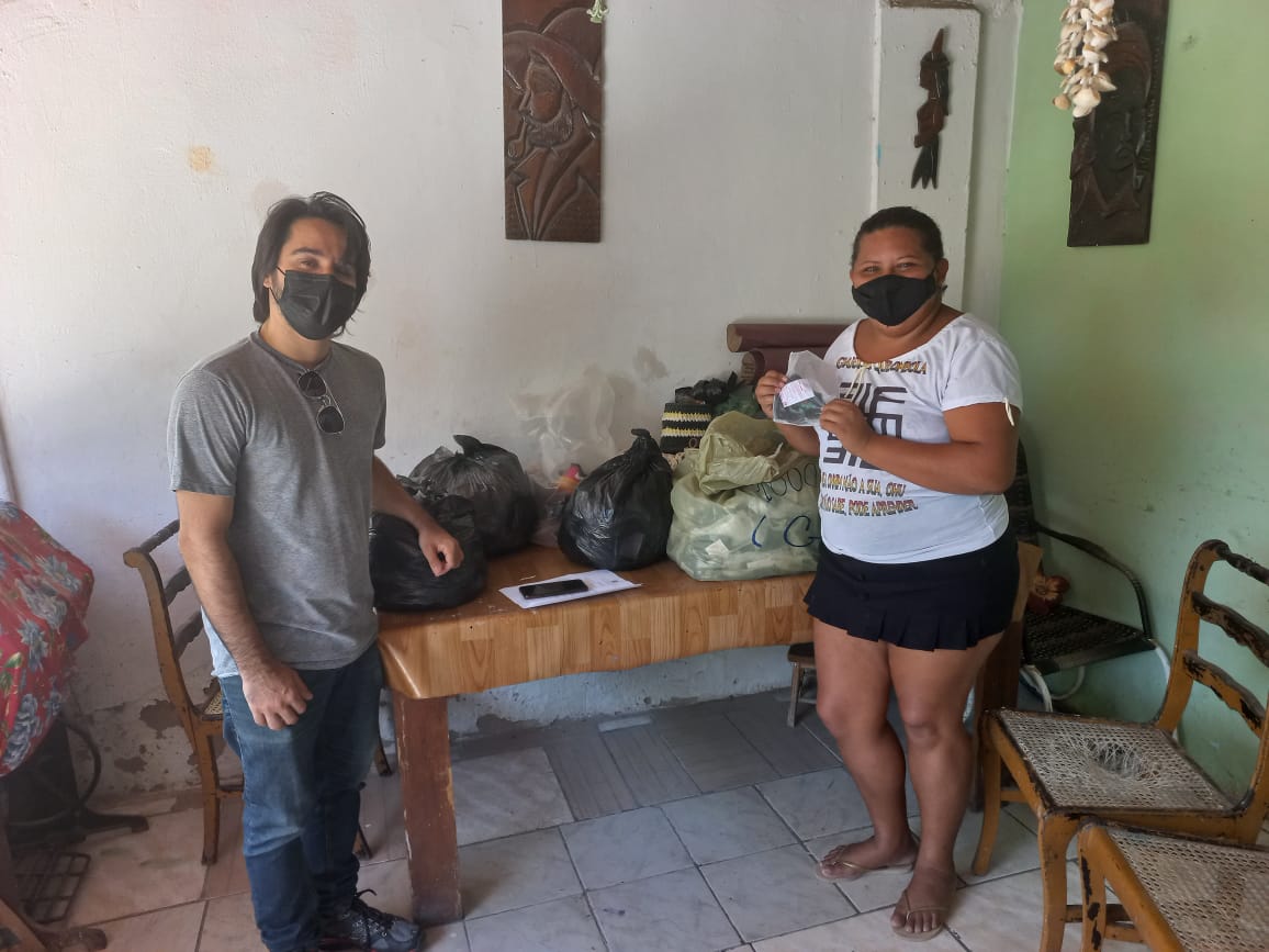 Professor Rodrigo Santaela e Camila do Nascimento Santos, que faz parte da comunidade.