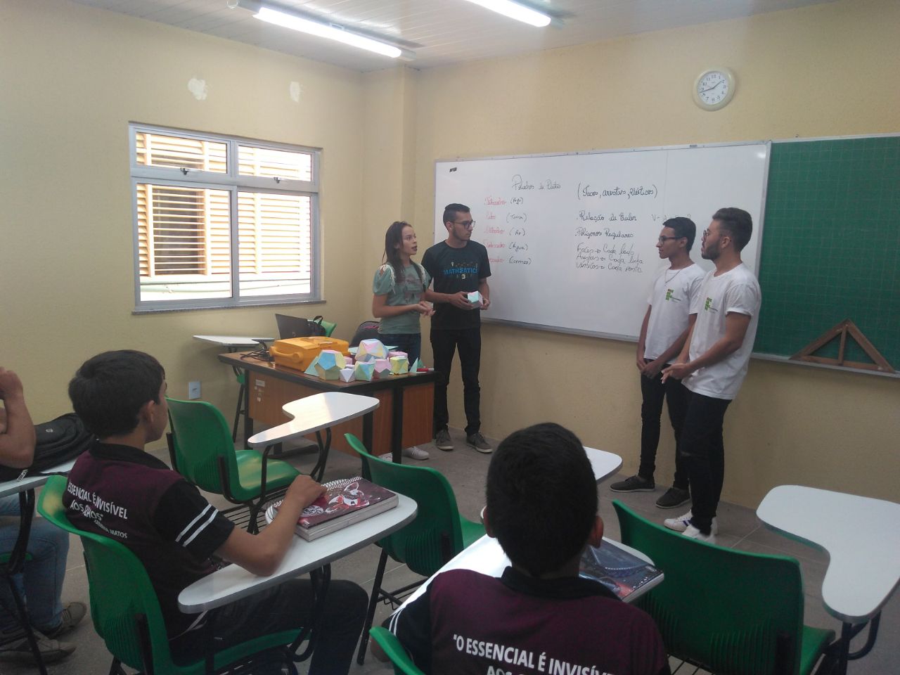 Oficina de dobraduras de poliedros de Platão