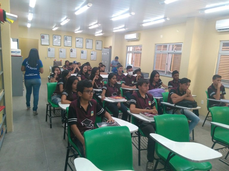 Alunos da Escola Leandro Alves Correia assistem à explicação Alunos da Escola Leandro Alves Correia assistem à explicação