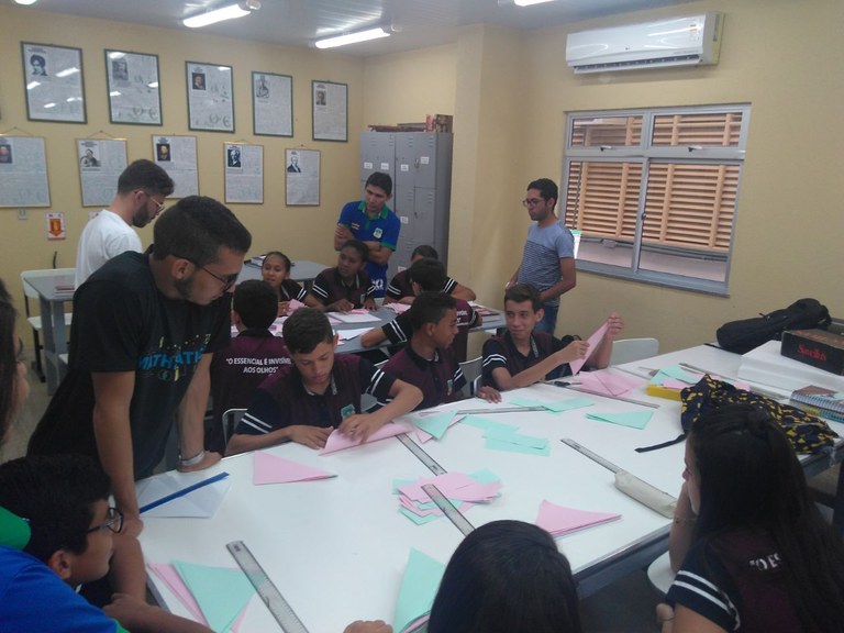 Alunos participam de atividade prática