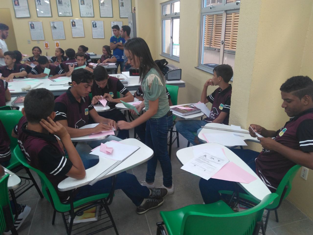 Alunos exercitam dobragem dos poliedros