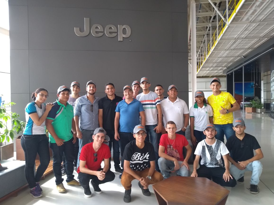 Alunos de mecatrônica industrial visitam fábrica da FCA