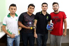 Alunos da equipe Calango Elétrico conquistam prêmio no IV Robots (Foto: Vitor Meireles)