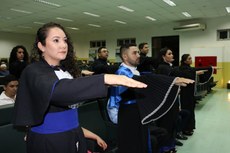 Formandos fazem juramento na colação de grau. (Crédito Vitor Meireles)