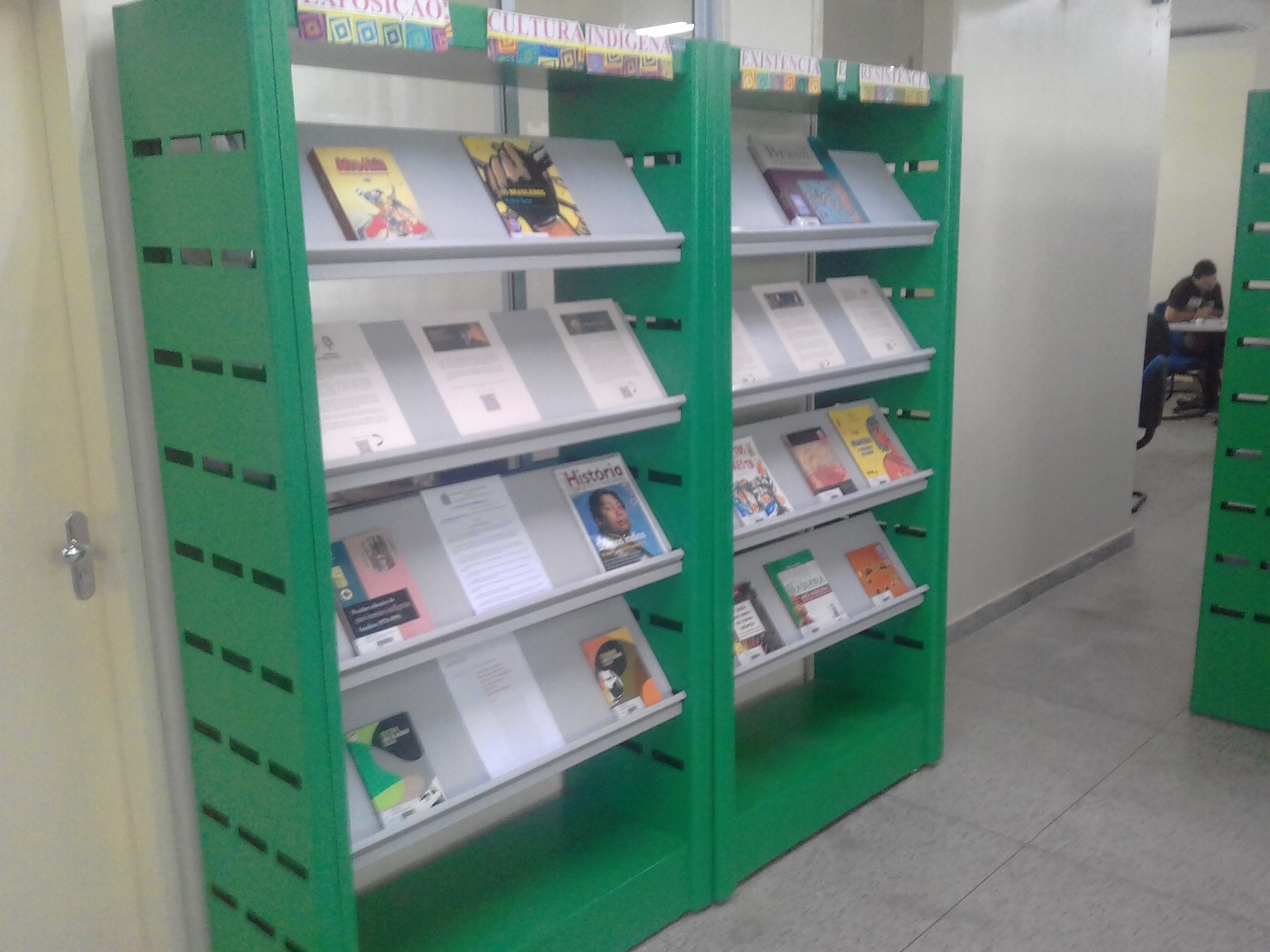 Exposição "Cultura indígena resistência e resistência" no Campus do Cedro