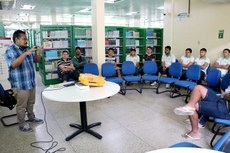 O bibliotecário Leandro Lopes ministra oficina de iniciação ao serviços da biblioteca (Foto: Vitor Meireles)