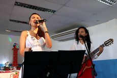 As professoras Ana Paula e Danny Barros interpretaram canções natalinas. (Crédito: Vitor Meireles) 