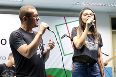 Professor Ailton Pinheiro e a aluna Luana Monteiro (Mecatrônica Insdustrial) se apresentam no palco do auditório do campus. (Crédito: Vitor Meireles)