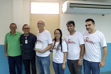 Na abertura da II Jornada de Matemática, o professor Leandro Neto, coordenador do curso de Especialização em Docência do Ensino Superior, recebe homenagem pelos 20 anos de docência no campus do Cedro. (Crédito: Vitor Meireles)