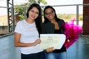 A aluna do campus do Cedro recebe certificado de premiação pelo trabalho "Formação inicial do professor de matemática: contribuições ao debate a partir de uma revisão de literatura", de coautoria do professor Francisco José. (Crédito: Vitor Meireles)
