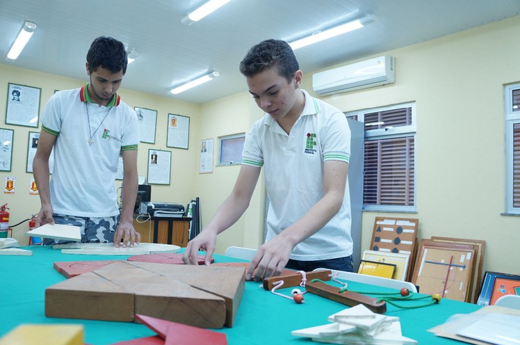 Alunos no laboratório de Matemática.JPG