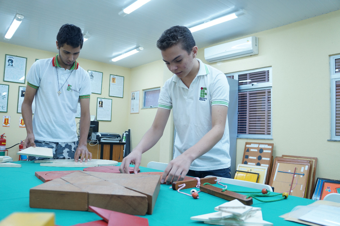Alunos no laboratório de Matemática.JPG