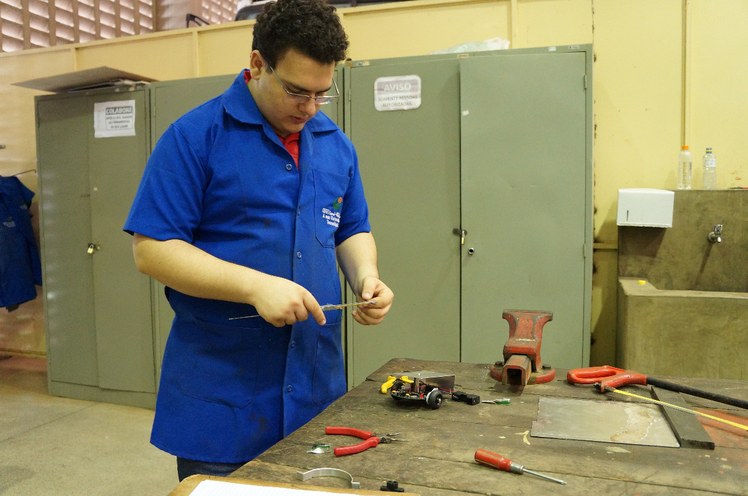 Alunos de Mecatrônica em atividade de laboratório.JPG