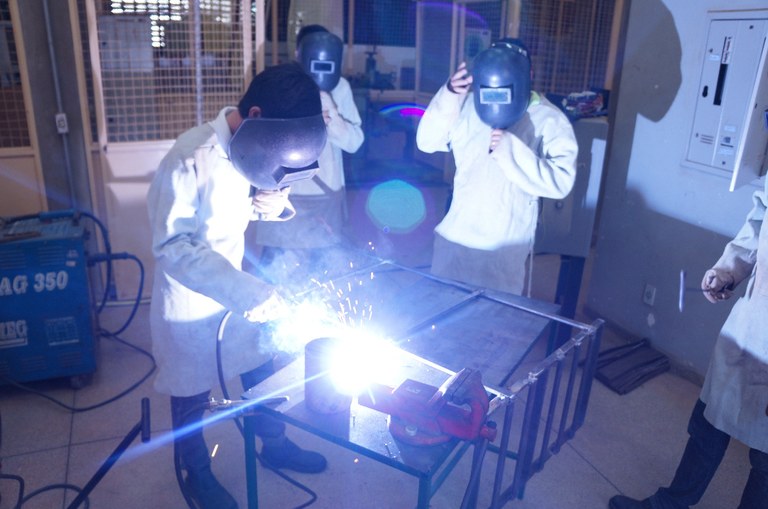 Alunos de Mecatrônica em atividade de laboratório.JPG