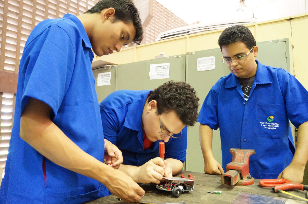 Alunos de Mecatrônica em atividade de laboratório.JPG