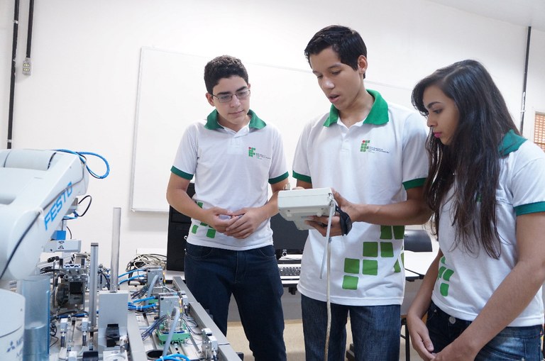 Alunos do Integrado em Informática no laboratório de robótica do campus Cedro.JPG