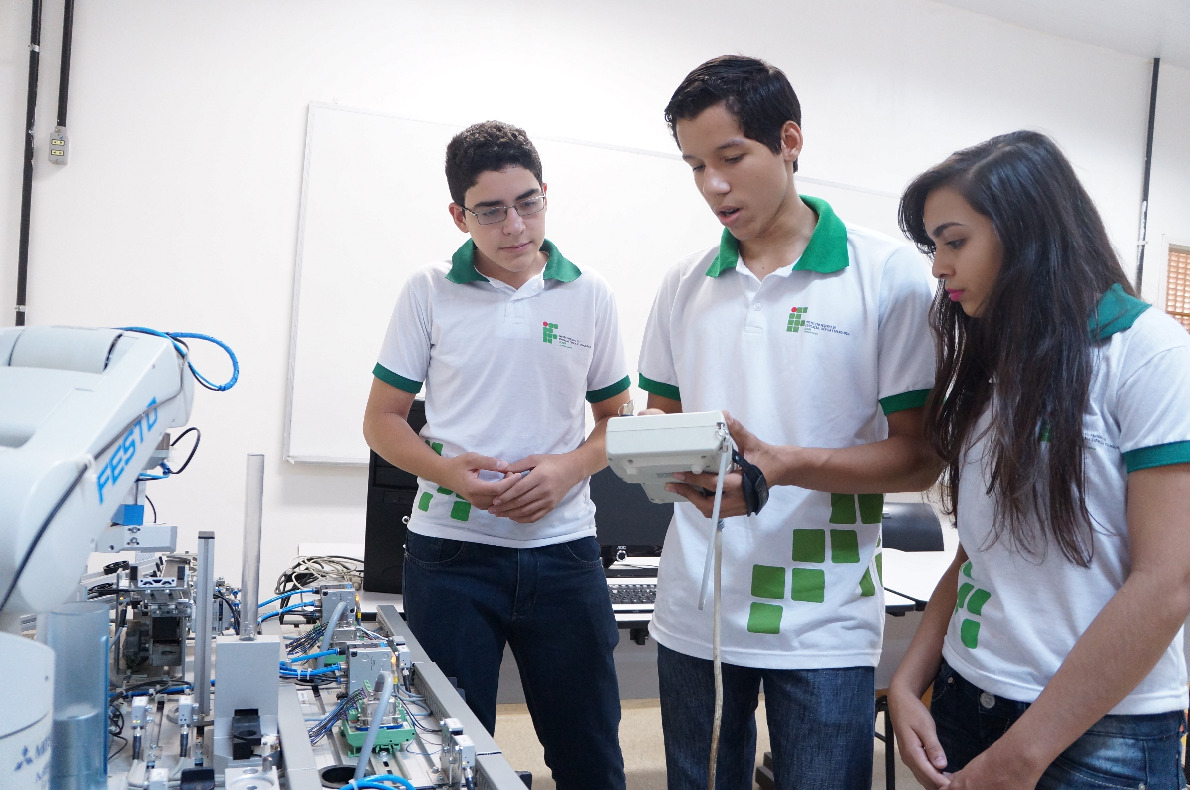 Alunos do Integrado em Informática no laboratório de robótica do campus Cedro.JPG