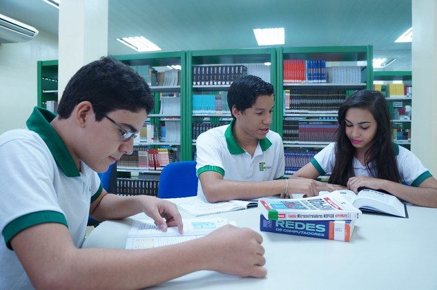Alunos estudam na Biblioteca José Luciano Pimentel (Foto: Regivano Oliveira)