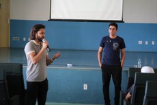 O coordenador do curso de Sistemas de Informação, Pedro Luis Saraiva Barbosa, e o aluno Bruno Rocha, participante do Apple Developer Academy IFCE.