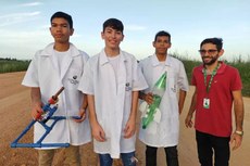 Da esquerda para a direita, Fabricio Santos da paz, Gustavo Vieira de Souza, Vinicius de Souza Lima e o professor Romário Braz no campo de aviação de Cedro. (Crédito: professor Rafael Braz)