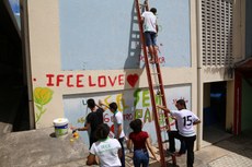 Alunos pintaram frases na parede do bloco didático perto do refeitório do campus do Cedro (Crédito: Comunicação Social de Cedro)