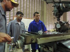 Estudantes desenharam, produziram e montaram equipamento para academia do campus Cedro como finalização do estágio curricular obrigatório.