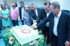 Autoridades cortam o bolo comemorativo aos 20 anos (Foto: Regivano Oliveira)