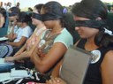 Alunas simulam o ato de não ver para entender o contexto dos cegos (Foto: Andressa Souza)