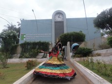 Desfile de maracatu iniciou no campus e desceu pelas ruas de Cedro (Foto: Andressa Souza)