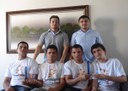 Em pé, os professores orientadores Pedro Henrique Miranda e Alan Vinicius Batista. Sentados e mostrando os prêmios, os alunos Ícaro Rafael Soares de Souza, José Edson Oliveira da Silva (2º lugar), Francisco Weverton Lima Dias e José Aílton Batista da Silva (1º lugar)