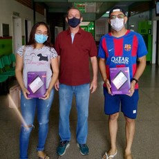 O diretor -geral do campus do Cedro, Fernando Eugênio, junto aos alunos na entrega dos tablets.
(Crédito: Setor de Comunicação Social)