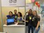 Professora Andreia Matos e Karen Sá com alunos no Centro de Eventos do Ceará, na última etapa do programa "Corredores Digitais"