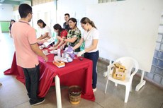 Participante recebe folder com orientações sobre alimentação saúdavel e com questionário de autopercepção de estresse (Crédito:Anderson Lima)