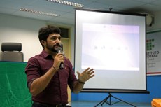 Professor Ednael Macedo explica como vão ser os procedimentos de seleção da empresas da incubadora do campus do Cedro (Crédito: Vitor Meireles)