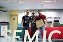 Os alunos Felipe Nogueira (à esquerda), o professor Pedro Luis Saraiva Barbosa e Paulo César Henrique da Silva conquistam primeiro lugar geral entre os trabalhos apresentados (Crédito: divulgação) 