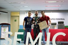 Os alunos Felipe Nogueira (à esquerda), o professor Pedro Luis Saraiva Barbosa e Paulo César Henrique da Silva conquistam primeiro lugar geral entre os trabalhos apresentados (Crédito: divulgação)