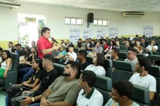 O diretor geral, Gleydson Lima, fala aos novatos no auditório do campus do Cedro (Crédito:Vitor Meireles)