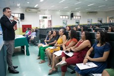 Diretor-geral, professor Gleydson Lima, fala às alunas concludentes do curso de operadora de computador (Crédito: IFCE Cedro)