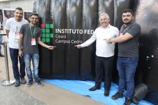Da esquerda para direita: Aluno Henrique Oliveira, professor Romário Braz, reitor do IFCE, professor José Wally Mendonça Menezes e o chefe do Deppi de Cedro, professor Alan Vinícius