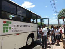 Alunos entrando no ônibus revitalizado