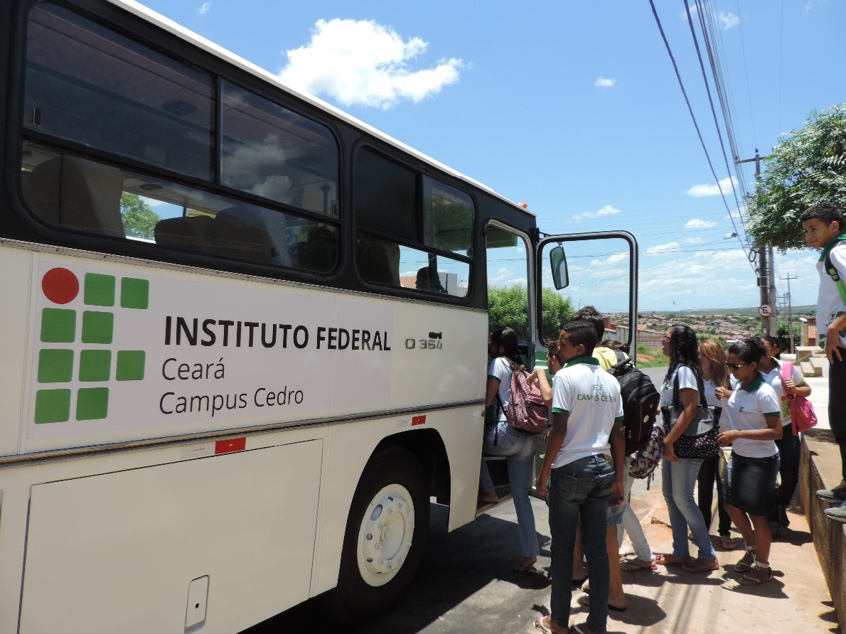 Alunos entrando no ônibus revitalizado de Cedro.JPG