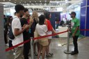 Aluno Junior Barbosa orienta visitantes antes da sessão no Planetário (crédito: Anderson Lima)
