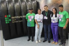 O diretor geral do campus do Cedro,professor Gleydson Lima, e alunos que atuaram na Feira do Conhecimento (crédito: Anderson Lima)