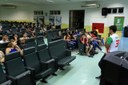 Um dos coordenadores do curso, o professor Sinval Júnior fala aos alunos sobre  a prova de matemática (Crédito: Vitor Meireles)