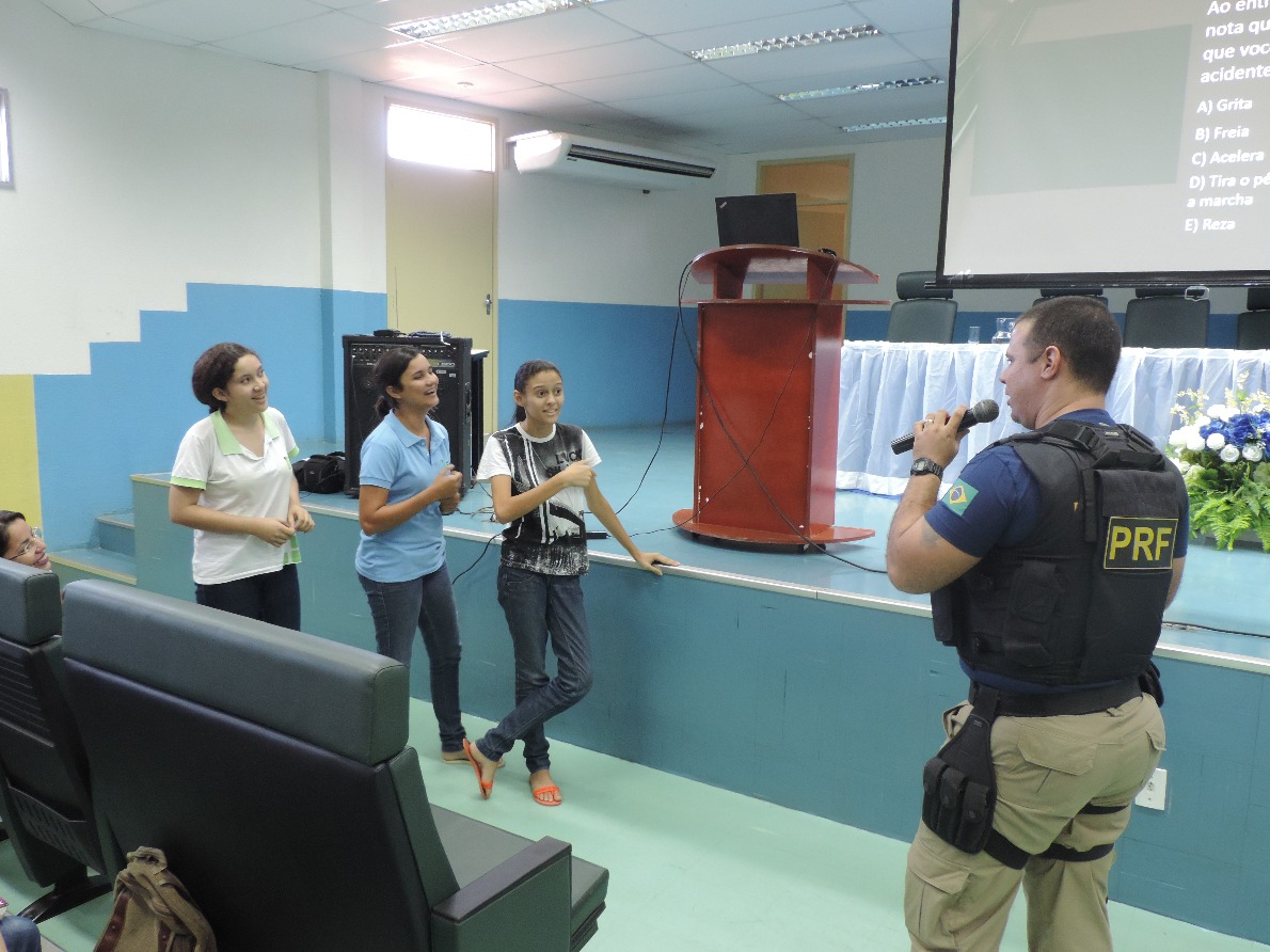 PRF promove dinâmica educativa em Cedro.JPG