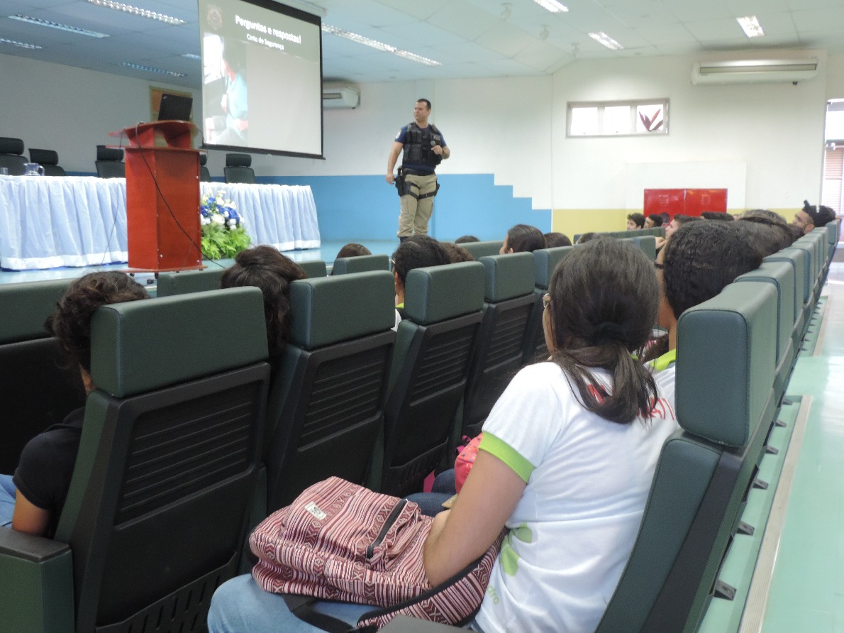 PRF promove dinâmica educativa em Cedro.JPG