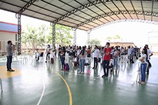 D diretor-geral do campus do Cedro, Gleydson Lima (em pé e à esquerda) conversa com os alunos na quadra na retomada das aulas presenciais.(Crédito:Vitor Meireles)