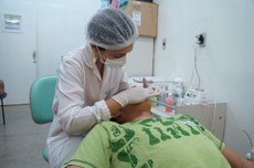 Campanha da Coordenação de Assuntos Estudantis trouxe aplicação de flúor e vacinas (Foto: Regivano Oliveira)