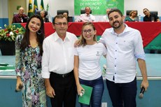 A aluna de Licenciatura em Matemática, Rayany Gonçalves Pereira,recebe prêmio na Semic. (Crédito Vitor Meireles)