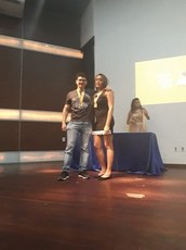 Professor Rodrigo Ábnner e Adriana Monteiro recebem prêmio pelo trabalho sobre e-commerce. Crédito: professor Rodrigo Ábner.